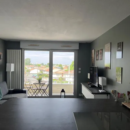 公寓 Avec Piscine Et Parking Clos Proche Du Chu Pellegrin Du Krakatoa Sur La Ligne De Tram A Aeroport Centre Et De La Ligne Rer 42 Sncf Arlac Gare Saint Jean En 8mn