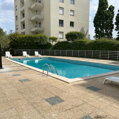 Avec Piscine Et Parking Clos Proche Du Chu Pellegrin Du Krakatoa Sur La Ligne De Tram A Aeroport Centre Et De La Ligne Rer 42 Sncf Arlac Gare Saint Jean En 8mn