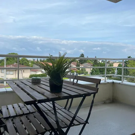 Avec Piscine Et Parking Clos Proche Du Chu Pellegrin Du Krakatoa Sur La Ligne De Tram A Aeroport Centre Et De La Ligne Rer 42 Sncf Arlac Gare Saint Jean En 8mn * Mérignac